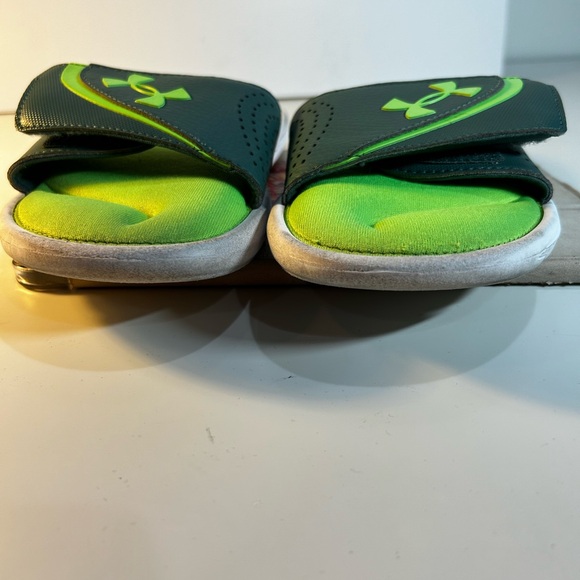 Under Armour Unisex-Child Ignite Vi Slide Sandal. Black and lime green. Size 5Y. - Picture 3 of 7